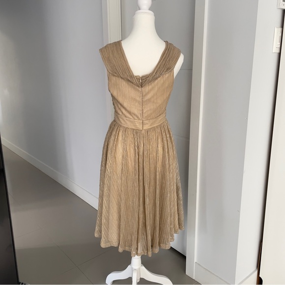 Elegant Gold Sleeveless Dress - Picture 3 of 4
